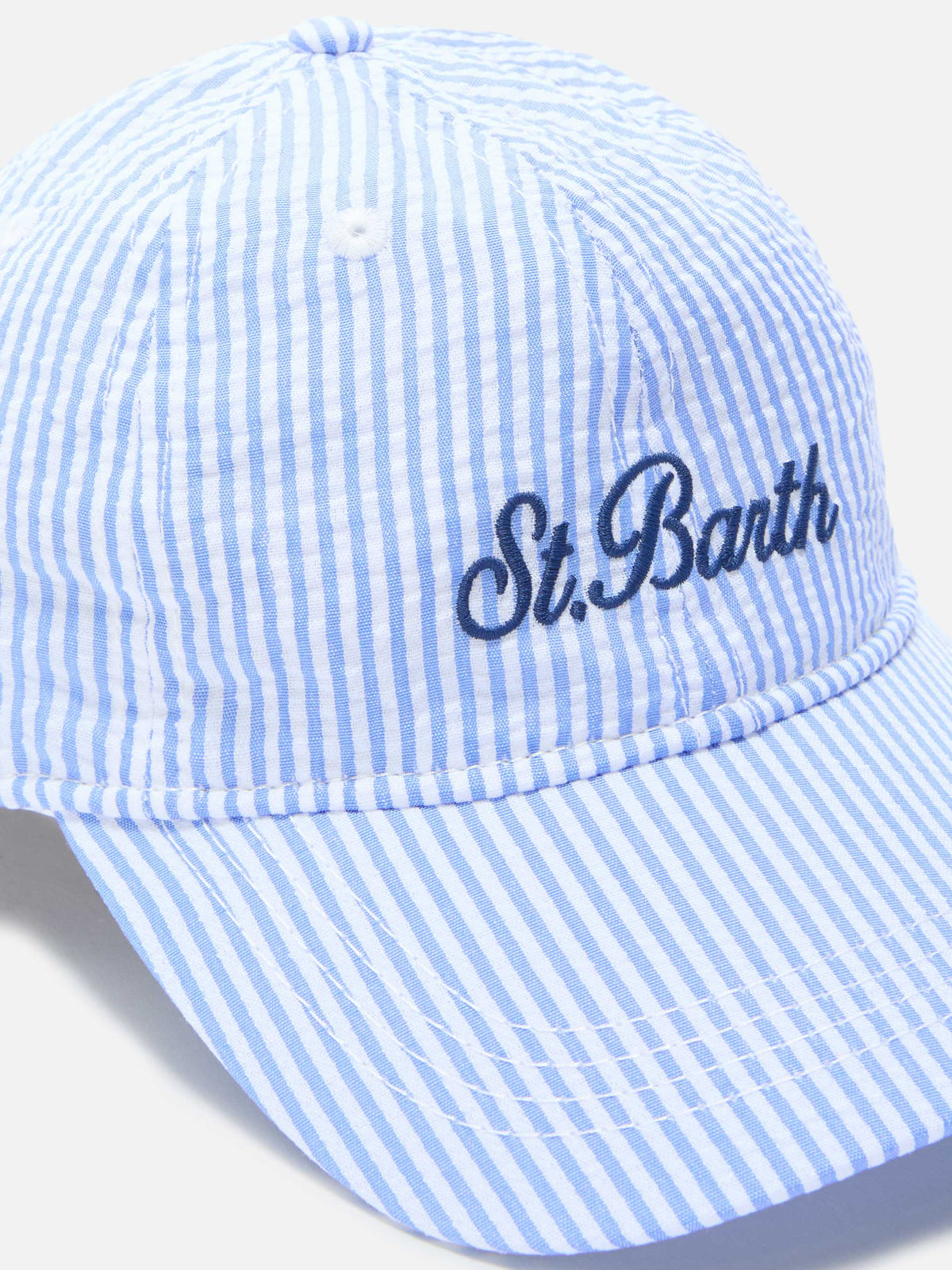 Baseball cap with visor in cotton seersucker with light blue and white stripes